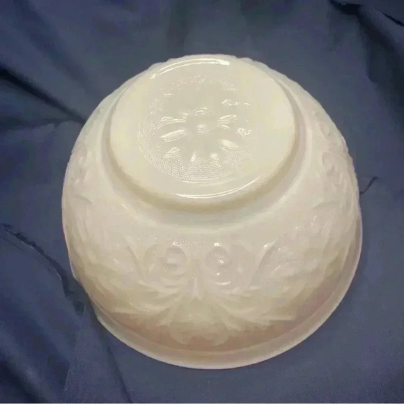 "Anchor Hocking Sandwich Ivory Glass Punch Bowl - Vintage Embossed Floral Design - Picture 3 of 3